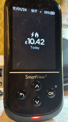 Cyfrowy licznik z wyświetlaczem pokazującym zużycie energii na poziomie £10.42 dzisiaj.