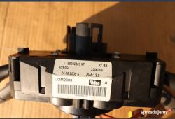 Zbliżenie na przełącznik zespolony z numerami seryjnymi i etykietą producenta Valeo.