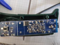 Akumulatorowe nożyce do trawy - Odwrotne podłączenie akumulatora