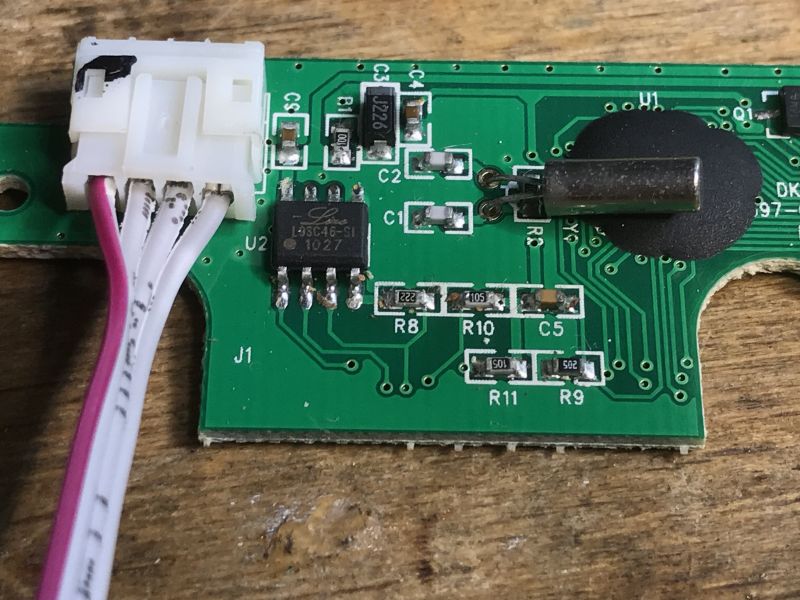 Zbliżenie na płytkę PCB klawiatury bezprzewodowej z elementami elektronicznymi.