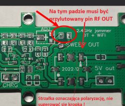 Nahaufnahme einer Leiterplatte mit Anmerkungen zur Platzierung des RF OUT-Pins und einem Polaritätspfeil.