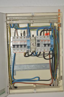 Tablica elektryczna z bezpiecznikami i okablowaniem w mieszkaniu w Berlinie