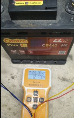 Akumulator Centra Plus z miernikiem RC3563.