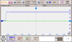 Zrzut ekranu oscyloskopu Rigol z płaskim przebiegiem ok. 5 V na kanale 1 i linią 0 V na kanale 3