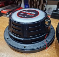 Subwoofer Kicker 2x2Ohm na stole roboczym