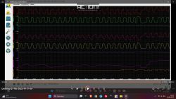 Wykres oscyloskopu przedstawiający sygnały sond lambda i parametry pracy silnika Forda Focus MK2 1.6 Duratec na tle czarnego ekranu programu diagnostycznego.