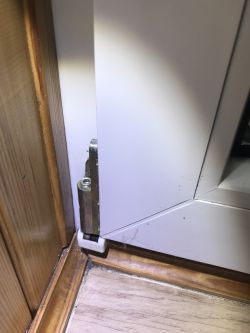 Gdzie znaleźć okucia do uchylnego okna z lat 90?