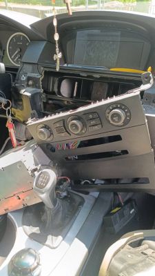 BMW E60 520d 2004 - brak dźwięków pasów, serwisowych i radia, co sprawdzić?