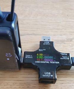 Tester USB podłączony do powerbanku, ekran pokazuje 4,98 V, 2,02 A i 10,1 W