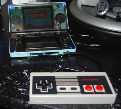 DS z kontrolerem NES. Opis połączenia kontrolera z konsolą.