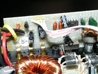 po połączeniu radia z wooferem wciąga głośnik, dlaczego?