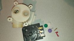 Zmywarka Hotpoint Ariston LSFF8M117 - rozsypany zawór trójdrożny