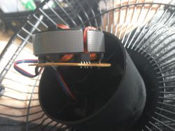 Widok wnętrza wentylatora Trust z zasilaniem USB, z układem i przewodami.