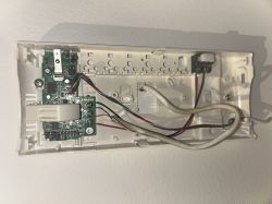 Wnętrze obudowy elektronicznego urządzenia z widocznymi kablami i płytką PCB