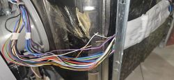 Przewody elektryczne z uszkodzeniami w zmywarce