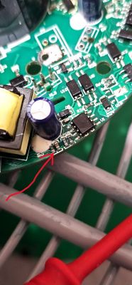 Zbliżenie na płytkę drukowaną z widocznymi elementami elektronicznymi, w tym kondensatorem i brakującym rezystorem R17, wskazanym czerwoną strzałką.