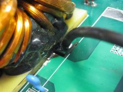 Spalona płyta PCB spawarki pod transformatorem HF.