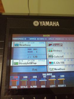 Dlaczego w Yamaha PSR-S900 działa prawidłowo wyłącznie akord: 'C'?