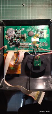 Zdjęcie wnętrza komputera orbitreka Thorn E860P z widoczną płytą i okablowaniem.