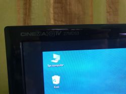 Prawy górny róg monitora LG 27MD53, na którym widać część pulpitu Windows.
