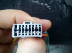 Jakie funkcje mają kable w kostce radia Panasonic CQ-C1323NW?