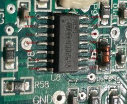 Układ scalony N002648 na płytce PCB z pomiarami napięć na każdej nóżce
