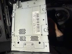 Tylna część radia samochodowego VW RNS310 z etykietą i numerem VWZ1Z2I8045940