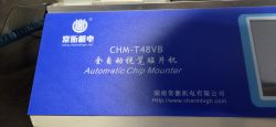 Panel z nazwą i oznaczeniami maszyny Pick and Place Charmhigh CHM-T48VB z widocznym logotypem i napisem Automatic Chip Mounter.