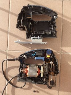 Energer ENB454JSW - Wyrzynarka tnie krzywo - wypadła jakaś blaszka ze sprężynką
