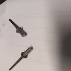 Montaż paneli PV na blachodachówce Budmat Como – czy mostki trapezowe i 4 wkręty wystarczą?