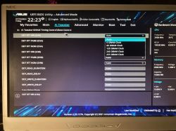 Ekran ustawień BIOS na laptopie pokazujący opcje DRAM Timing Control.