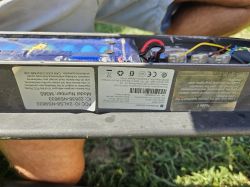 Wnętrze hulajnogi elektrycznej Mi M365 z widocznym akumulatorem i okablowaniem.