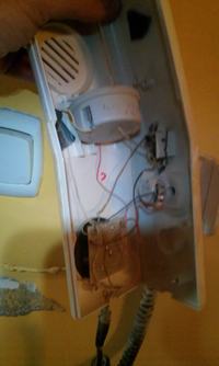 Jak dobrać zamiennik słuchawki do 2-przewodowego domofonu w bloku?