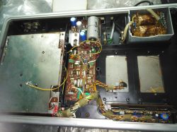 Wnętrze magnetofonu Unitra Finezja 1 z widocznym układem elektronicznym i przewodami.