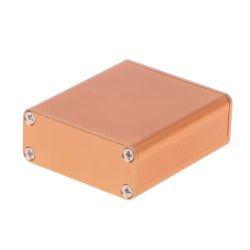Mała aluminiowa obudowa elektroniczna w kolorze miedziano-złotym, z czterema śrubami w narożnikach