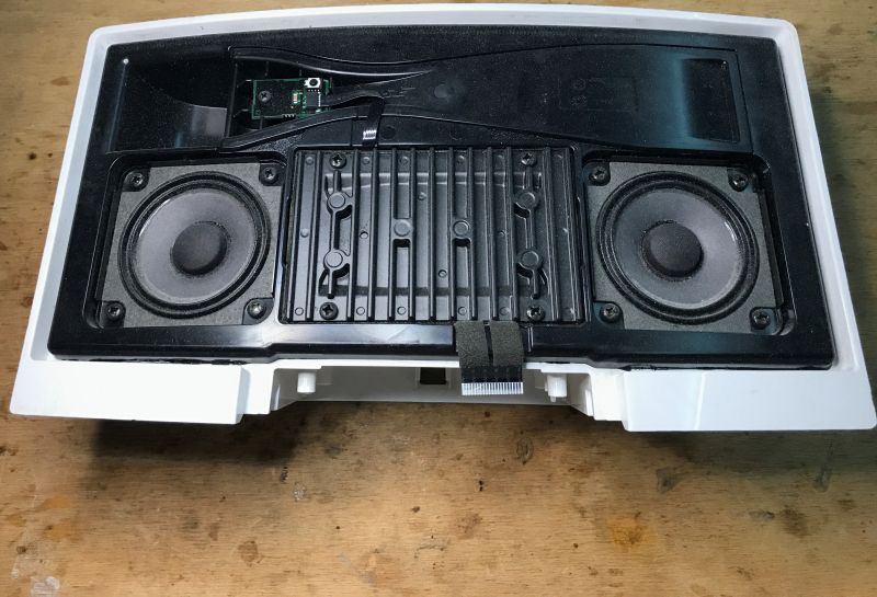 Wnętrze Sounddock z widocznymi głośnikami i elektroniką.