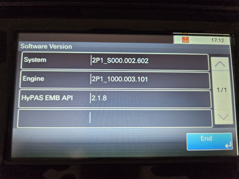 Ekran drukarki z menu „Software Version” i wersjami System, Engine oraz HyPAS EMB API