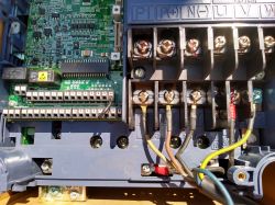 Podłączenie falownika Fuji Frenic Mega FRN5 5G1E-4E wyświetlacz nie reaguje