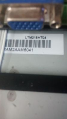 Zbliżenie na port VGA i etykietę z oznaczeniem LTM215HT04 i kodem kreskowym