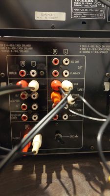 Panel tylny sprzętu audio Technics z różnymi złączami.