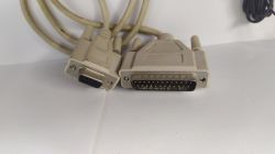 Adapter DB-25 do DE-9 z szarymi złączami na białym tle