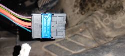 Zbliżenie na złącze elektryczne z kolorowymi przewodami w wnętrzu pojazdu