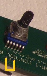 Ausschnitt einer Leiterplatte mit montiertem Potentiometer und gelb markierten Verbindungsstellen.