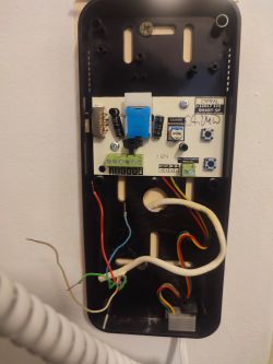 Widok na wnętrze unifonu Cyfral Smart 5p z czterema przewodami podłączonymi do instalacji.