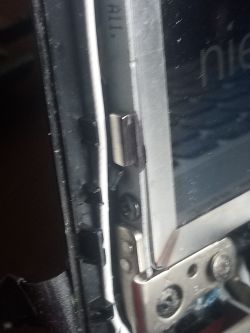 Laptop nie wchodzi w stan uśpienia po zamknięciu pokrywy - problem z zawiasem i przewodem