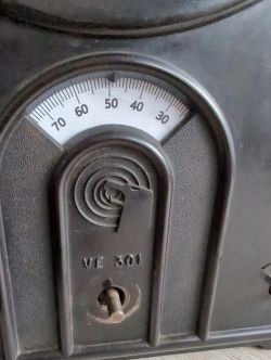Stary wskaźnik radiowy z oznaczeniem VE 301.