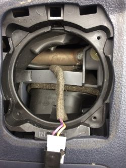 Jakie głośniki pasują do Renault Thalia 2001 z radiem AUNA TC5-MD-620-BT?