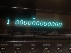 Wyświetlacz amplitunera pokazujący status DSP z cyfrą 1 i zerami.