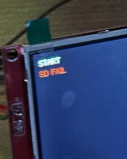 Ekran małego wyświetlacza pokazuje napisy „START” i „SD FAIL” na czarnym tle.