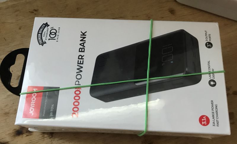 Opakowanie powerbanka JR-T014 marki JOYROOM o pojemności 20000 mAh.